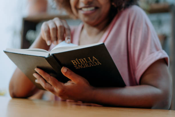 mujer leyendo la biblia - christian mujer leyendo la biblia fotografías e imágenes de stock