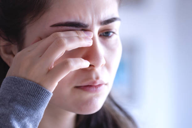 mujer joven con ojos doloridos - rubbing fotografías e im�ágenes de stock