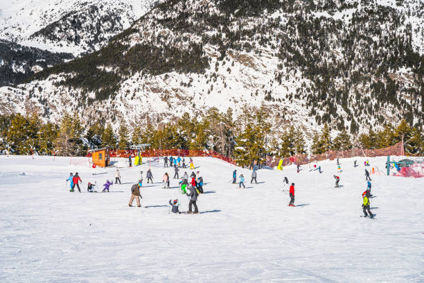 アンドラのエルタートルグリーンスロップでスキーやスノーボードを楽しんで学ぶ人々 - slops ストックフォトと画像