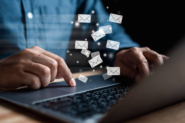 Businessman sending email by laptop computer to customer, business contact and communication, email icon, email marketing concept, send e-mail or newsletter, online working internet network. hombre de negocios que envía correo electrónico por computadora portátil al cliente, contacto comercial y comunicación, icono de correo electrónico, concepto de marketing por correo electrónico, enviar correo electrónico o boletín informativo, red