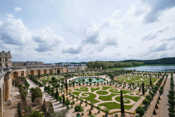 jardines del famoso palacio de versalles. todo el sitio tiene fuentes únicas, estanques, lagos y paisajes construidos en el siglo 17. - chateau de versailles fotografías e imágenes de stock
