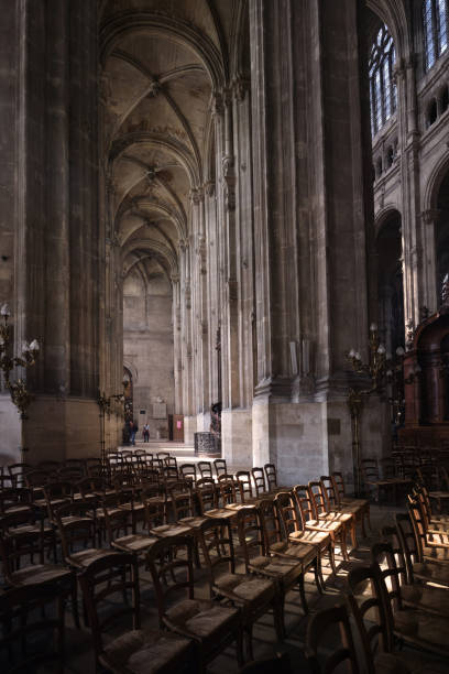 widok wnętrza kościoła saint sulpice, paryż - église saint eustache zdjęcia i obrazy z banku zdjęć