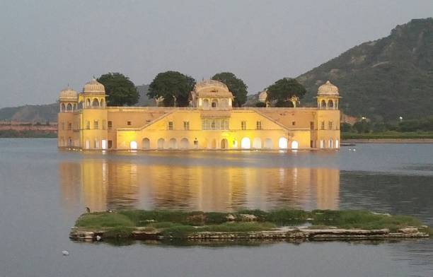 Jal Mahal is a building located in the middle of the Man Sagar Lake in Jaipur, State of Rajasthan. Jal Mahal is a building located in the middle of the Man Sagar Lake in Jaipur, State of Rajasthan. lake palace stock pictures, royalty-free photos & images