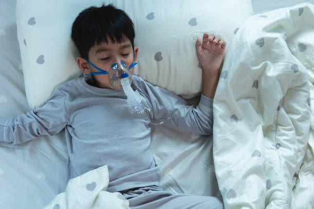 doente menino asiático vírus sincicial respiratório usa ventilador pediátrico - human parainfluenza virus - fotografias e filmes do acervo
