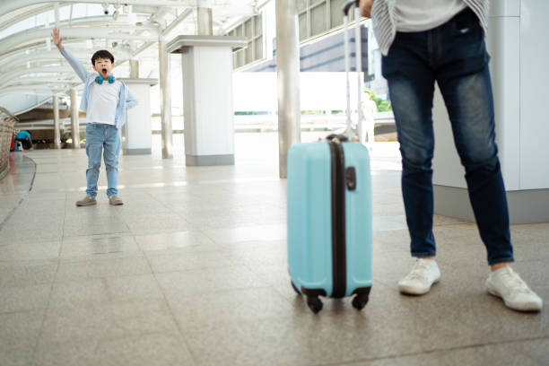 hombre asiático y niño pequeño viajando juntos en la ciudad. - separation airport child waving fotografías e imágenes de stock