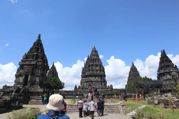 yogyakarta, indonésie - 17 décembre 2022 - réouverture du temple indonésien de prambanan pour le tourisme, yogyakarta, indonésie - borobudur ruins photos et images de collection