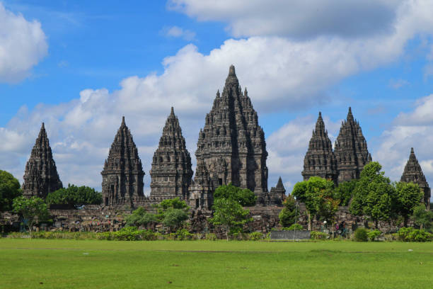 tempio di prambanan a yogyakarta indonesia. patrimonio mondiale dell'unesco in indonesia. il più grande tempio indù - prambanan temple foto e immagini stock