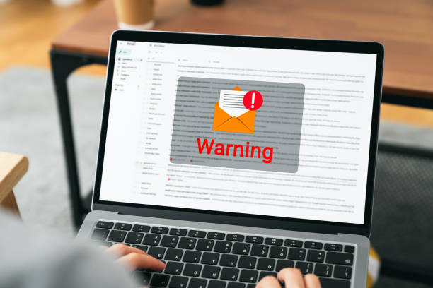 mano usando computadora portátil con muestra una pantalla de advertencia de nuevas notificaciones por correo electrónico, contraseña de pirateo y datos personales. concepto de delito cibernético - phishing fotografías e imágenes de stock