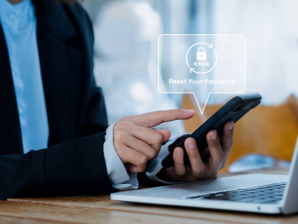 Reset password concept. Lock icon, security code showing on smart mobile phone in hands of business person while working with laptop computer in office. Cyber security technology on website or app. restablecer concepto de contraseña. icono de candado, código de seguridad que se muestra en el teléfono móvil inteligente en manos de una persona de negocios mientras trabaja con una computadora portátil en la oficina. tecnología de seguridad cibern�