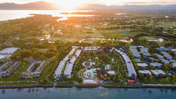 foto do resort com nascer do sol ao fundo. localizado em fiji, denarau - denarau - fotografias e filmes do acervo