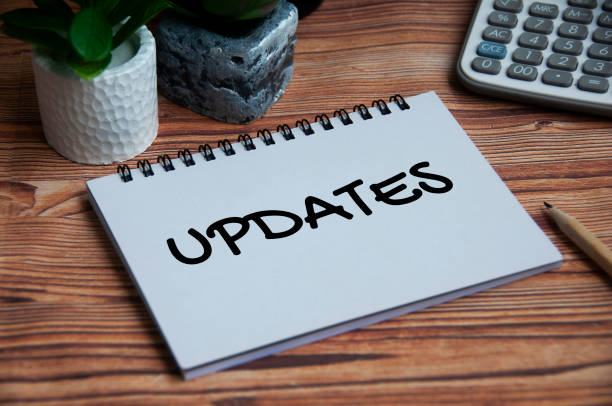 memperbarui teks pada buku catatan dengan tanaman hijau dan latar belakang kalkulator. konsep pembaruan bisnis. - kabar terbaru komunikasi potret stok, foto, & gambar bebas royalti