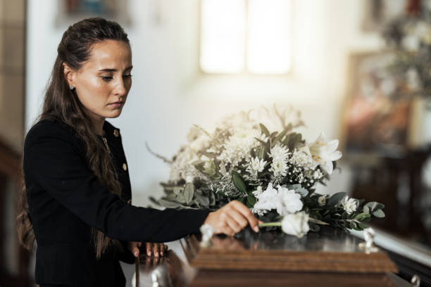pogrzeb, smutna i kobieta z kwiatem na trumnie po stracie bliskiej osoby, rodziny lub przyjaciela. smutek, śmierć i młoda kobieta kładąca różę na trumnie w kościele ze smutkiem, depresją i żałobą - funeral zdjęcia i obrazy z banku zdjęć