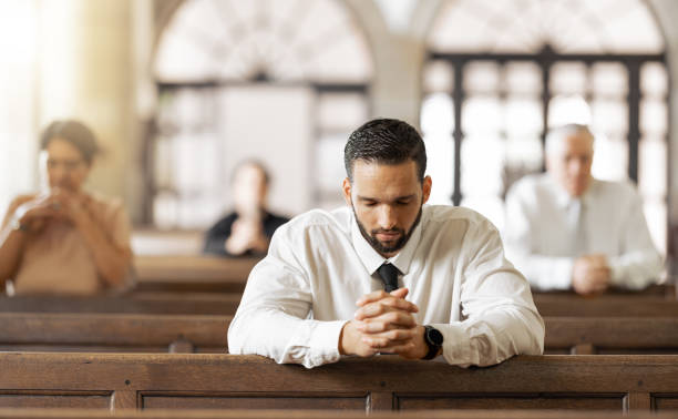 iglesia, oración y hombre rezando a dios, culto o religión en catedral. fe, comunidad espiritual y cristiana en capilla o santuario adorando a jesús, alabanza santa o confianza y esperanza en cristo. - places of worship fotografías e imágenes de stock