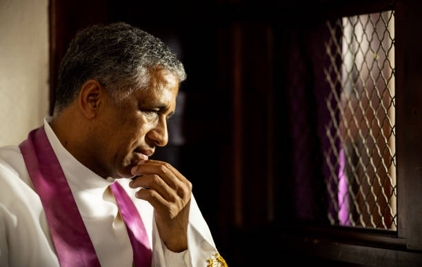 confesión, iglesia y sacerdote en una cabina escuchando confesión de pecados, errores o problemas. religioso, cristiano y pastor principal en méxico haciendo tradición católica para el perdón en una catedral. - confession booth penance catholicism church fotografías e imágenes de stock