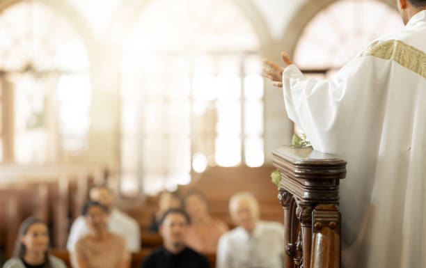 congregación, religión y fe con sacerdote, en la iglesia y predicando sermón, hablando y espiritual. liderazgo, hablar y conectarse con personas, creyentes y en la capilla para el perdón o la guía. - catolicismo fotografías e imágenes de stock