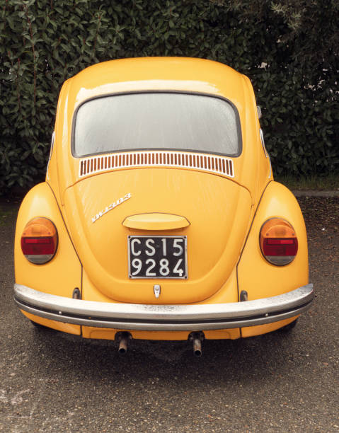 vista trasera de un volkswagen amarillo - 1960s style image created 1960s retro revival old fashioned fotografías e imágenes de stock