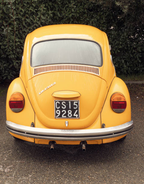 widok z tyłu żółtego volkswagena - 1960s style image created 1960s retro revival photography zdjęcia i obrazy z banku zdjęć