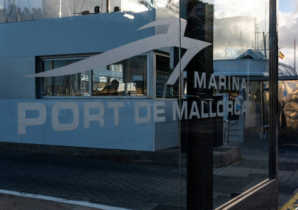 パルマデマヨルカの港への入り口 - majorca yacht marina palma ストックフォトと画像