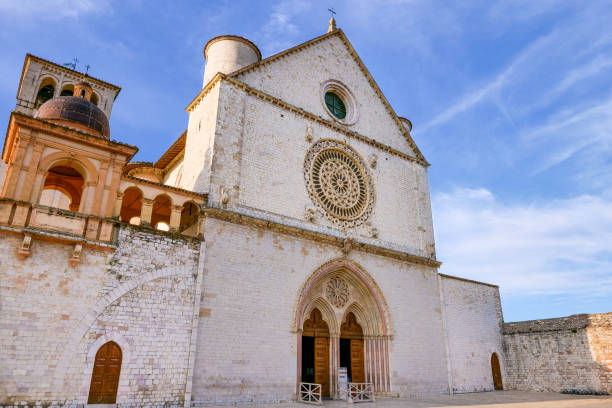 итальянская готическая базилика сан-франческо в средневековом городе ассизи в умбрии - rose window assisi wall umbria стоковые фото и изображения