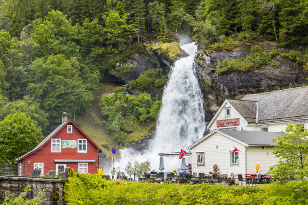 노르웨이의 매력 중 하나 인 기념품 가게가있는 steindalsfossen 폭포 - norheimsund 뉴스 사진 이미지