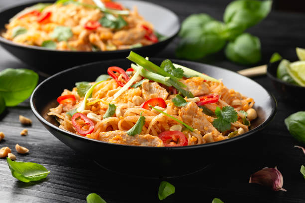 chicken pad thai with eggs, bean sprouts, peanuts and spring onion - pad thai imagens e fotografias de stock