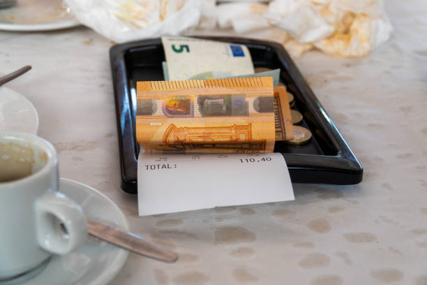 la factura en la mesa del restaurante, billetes en euros - dinner currency table business fotografías e imágenes de stock