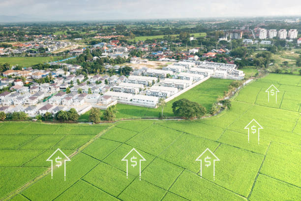 Land value in aerial view consist of landscape of green field or agriculture farm, residential or house building in village, up arrow of rate market price. Real estate or property for sale, investment el valor de la tierra en vista aérea consiste en paisaje de campo verde o granja agrícola, construcción residencial o de casas en el pueblo, flecha hacia arriba del precio de mercado de tasas. bienes inmuebles o propiedades en venta, inversión