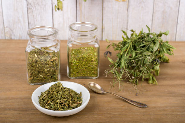 té de hierbas o hierbas secas o medicamentos en frascos con cuchara - chinese medicine nutritional supplement herb pill fotografías e imágenes de stock