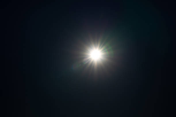 검은색 배경에 격리된 실제 렌즈 플레어 - sunspot 뉴스 사진 이미지