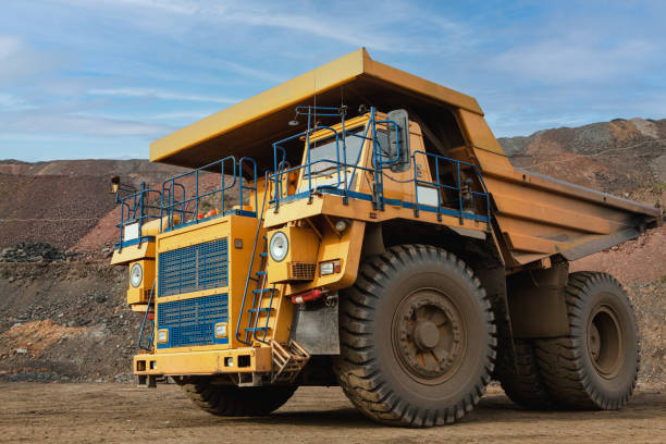 grand camion à benne basculante pour l’enlèvement de la masse rocheuse de la carrière pour l’extraction à ciel ouvert de minéraux. - rock quarry photos et images de collection