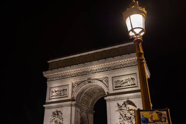 ворота победы в париже. триумфальная арка и елисейские поля. - elysee palace стоковые фото и изображения
