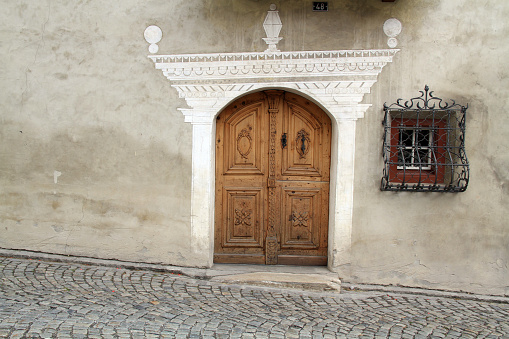 The style of traditional Engadin houses with their mighty stonewalls and funnel-shaped windows and elegant doors are impressive at first glance. Their soul lies in their artistic decorations, the Sgraffiti.