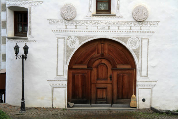 The style of traditional Engadin houses with their mighty stonewalls and funnel-shaped windows and elegant doors are impressive at first glance. Their soul lies in their artistic decorations, the Sgraffiti.