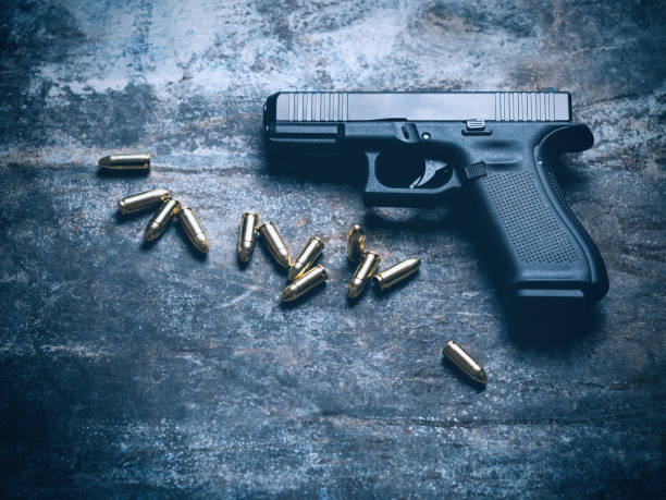 어두운 배경에 탄약이 있는 권총. 9mm 권총. - handgun 뉴스 사진 이미지