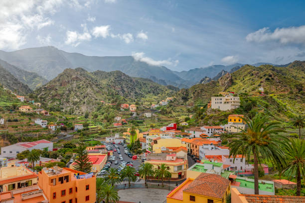 vista de uma aldeia de vallehermoso na ilhas canárias la gomera na província de santa cruz de tenerife - espanha - tenerife spain santa cruz de tenerife canary islands - fotografias e filmes do acervo