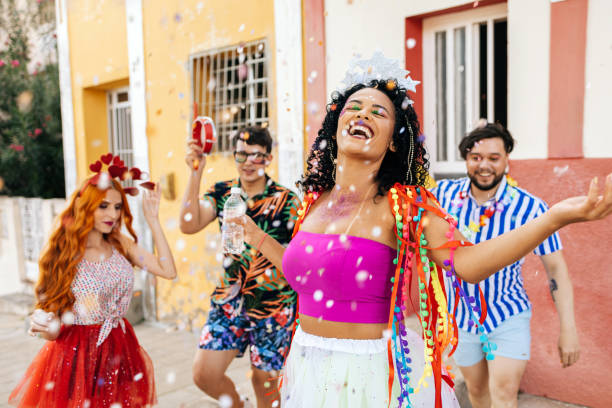 carnaval brasileño. grupo de amigos celebrando la fiesta de carnaval - carnaval fotografías e imágenes de stock