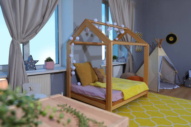 stylowe wnętrze pokoju dziecięcego z wygodnym łóżkiem i namiotem do zabawy - domestic tent zdjęcia i obrazy z banku zdjęć