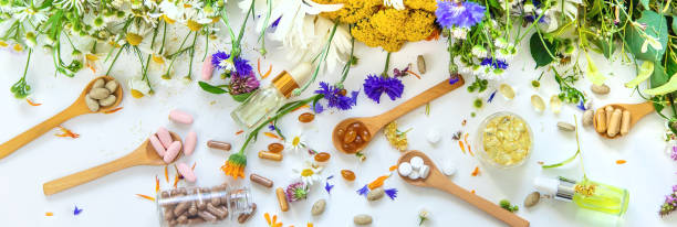 homeopatia e suplementos alimentares de ervas medicinais. foco seletivo. - vitamin pill nutritional supplement capsule antioxidant - fotografias e filmes do acervo