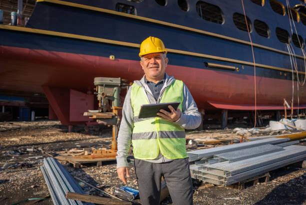 técnico maduro posando ante la cámara en un astillero de construcción naval - construction built structure building activity shipyard fotografías e imágenes de stock