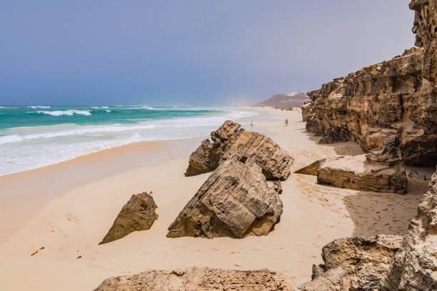 rochas pitorescas na praia de varandinha na ilha de férias de boa vista, cabo verde - bizarre landscape sand blowing - fotografias e filmes do acervo