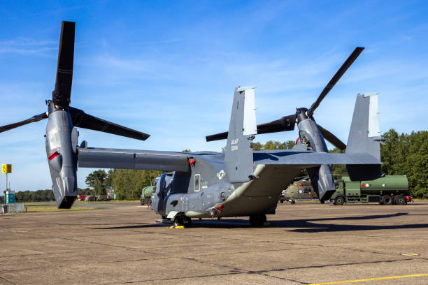 avião tiltrotor bell boeing v-22 osprey da força aérea dos eua na pista da base aérea kleine-brogel. bélgica - setembro 14, 2019 - v22 - fotografias e filmes do acervo