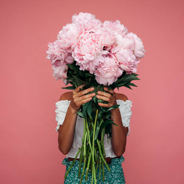 beautiful emotional woman holding bouquet of flowers - fashion model pink beauty fashion imagens e fotografias de stock