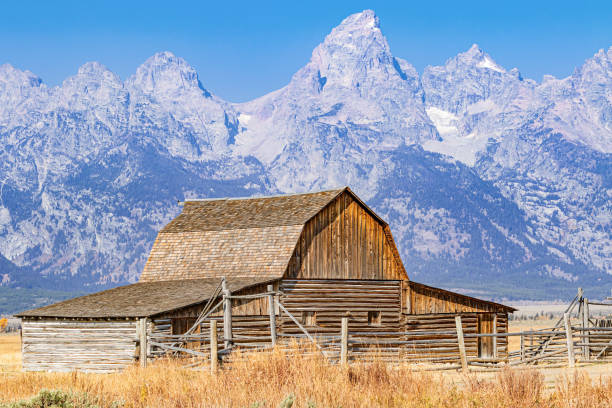 istock John Mouton Barn in Autumn 1456634823