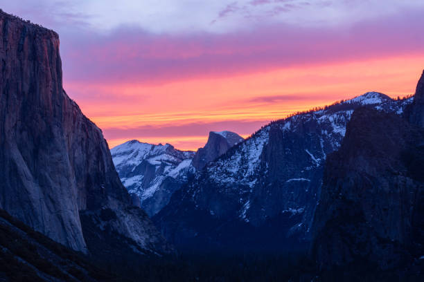 valley of giants - mist mountain range californian sierra nevada cliff imagens e fotografias de stock