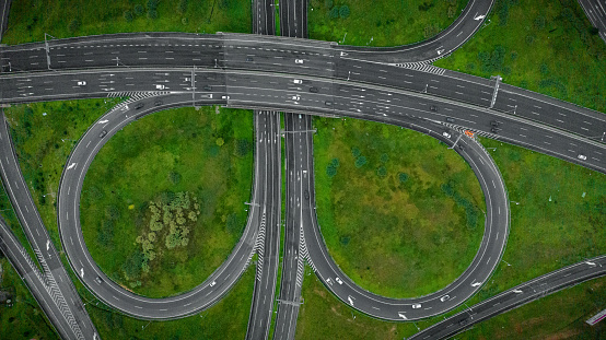 Aerial perspective on the intersection of several lanes of a highway and its geometric shape seen from above