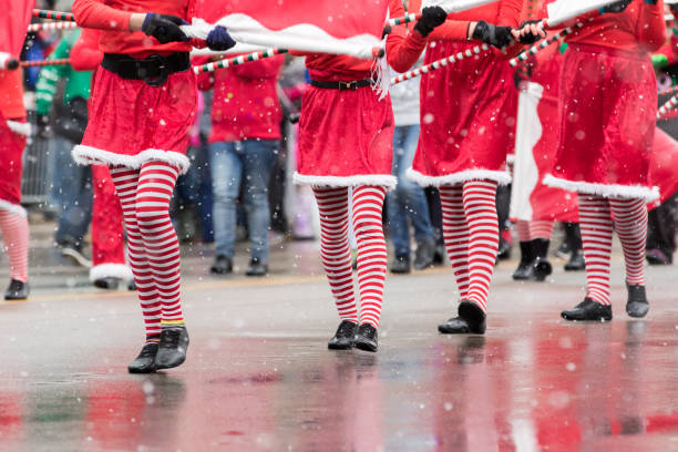 marciatori in una parata natalizia di babbo natale - parade foto e immagini stock