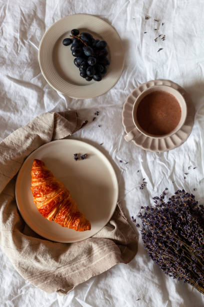 traditionelles französisches frühstück mit croissant, trauben und heißer schokolade, draufsicht - foodstyling stock-fotos und bilder