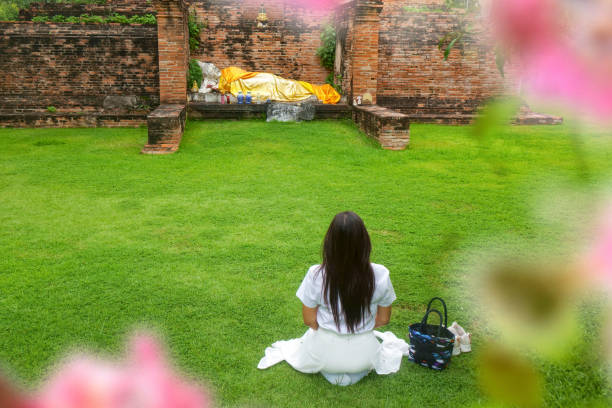 młoda azjatka modląca się w starożytnym buddyjskim ogrodzie świątynnym - zen like women temple meditating zdjęcia i obrazy z banku zdjęć