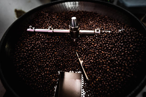 máquina tostadora de café y granos de café marrón - roasted machine bean mixing fotografías e imágenes de stock