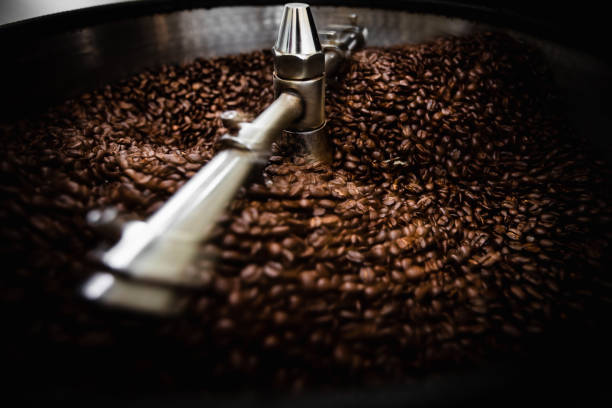 máquinas profesionales de enfriador de hilado tostado y movimiento de granos de café marrón fresco de cerca foto oscura - roasted machine bean mixing fotografías e imágenes de stock